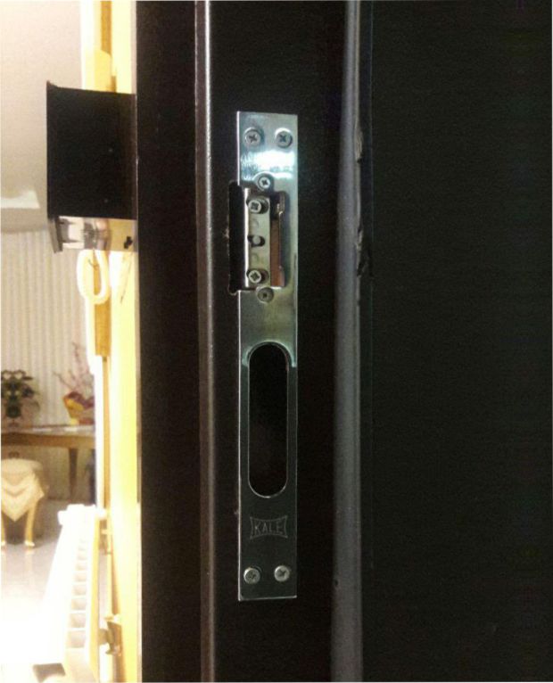 قفل مقابل برقی نصب شده روی چارچوب درب ضدسرقت